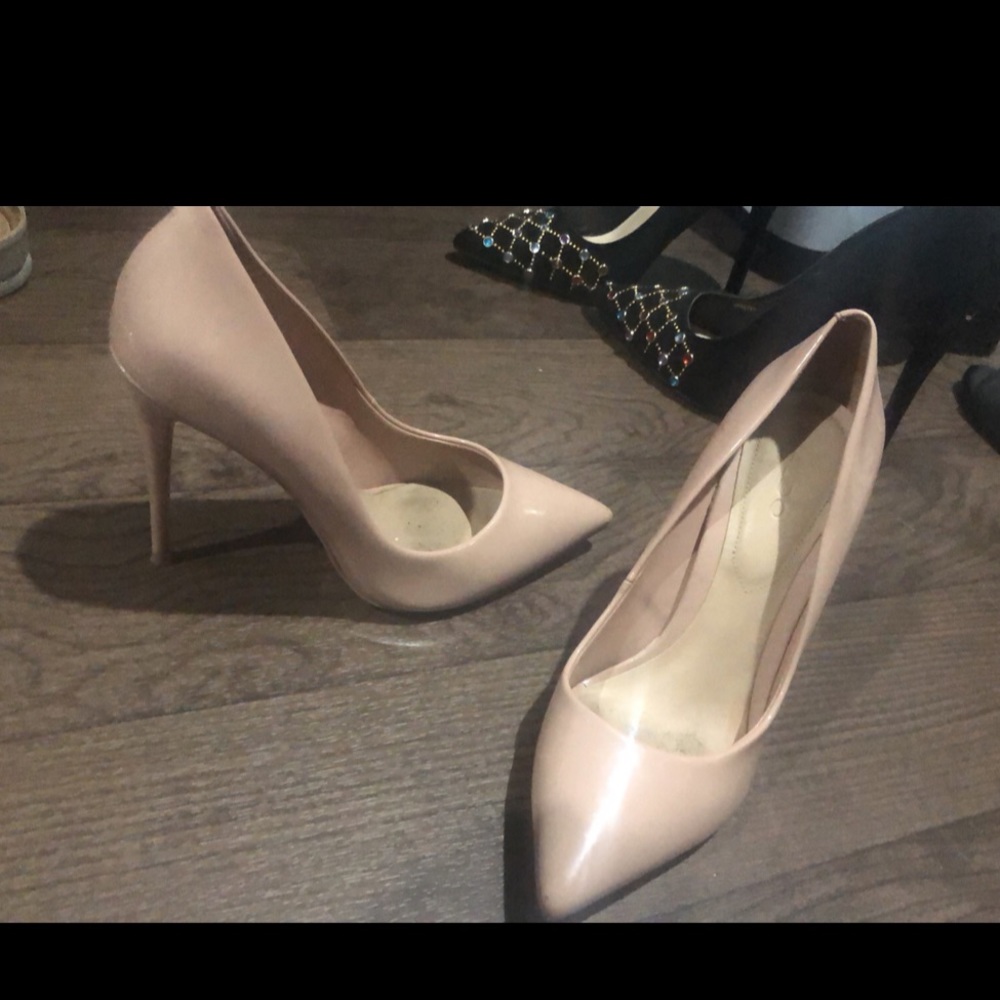Nude Pumps